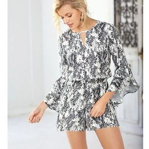 NWOT Mudpie Black and White Snakeskin Bell Sleeve Romper Size Small